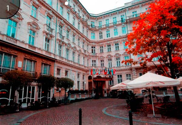 Vom Grandhotel Pupp 200m Richtung Innenstadt laufen