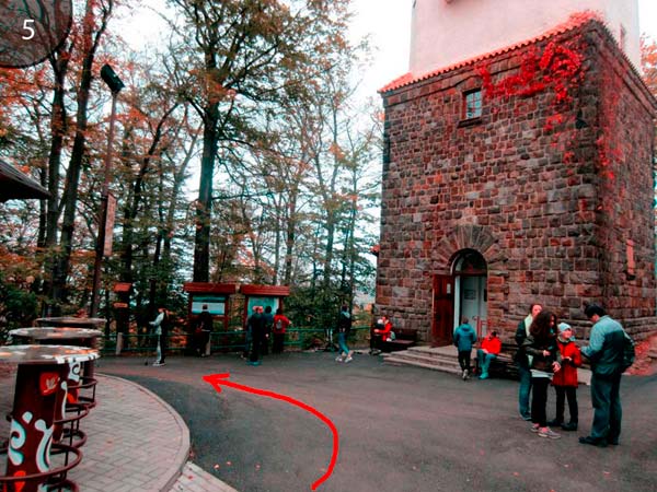 Links hinter dem Restaurant den Wanderweg entlang laufen
